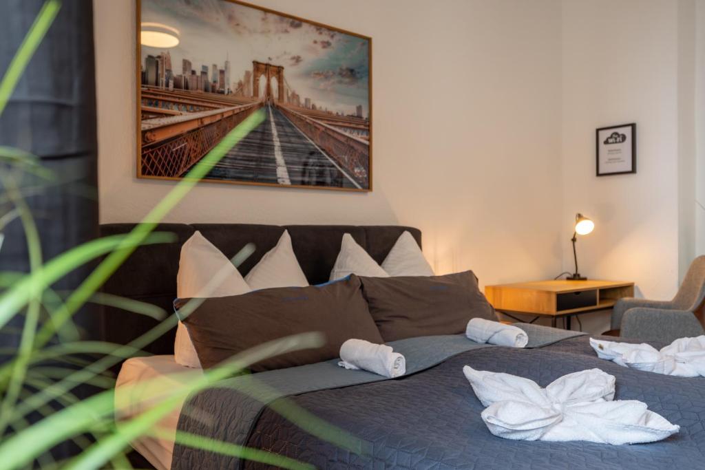 1 dormitorio con 1 cama con toallas en SweetHome - Zentral - Küche & Parkplatz, WiFi, en Halle an der Saale