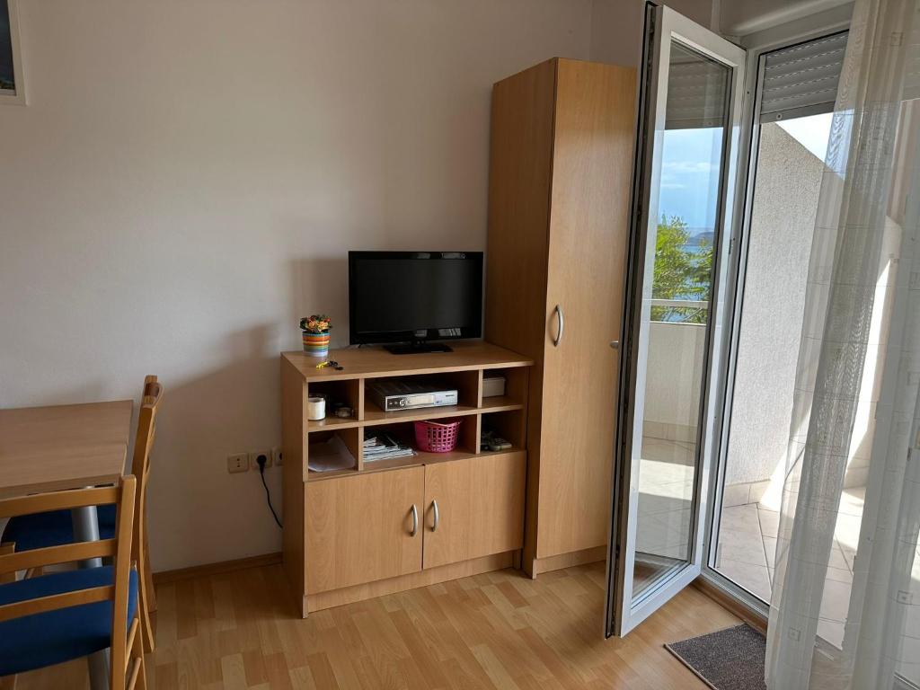 TV a/nebo společenská místnost v ubytování Apartmani Karlobag