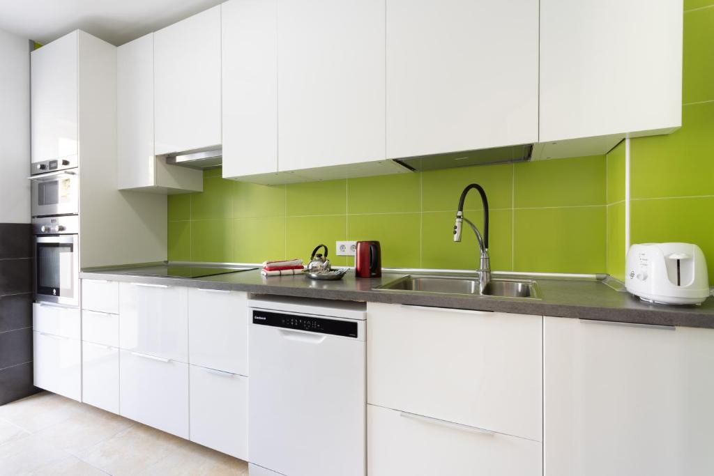 Kuchyňa alebo kuchynka v ubytovaní Home2Book Comfy Apt Puertito de Güímar, Pool
