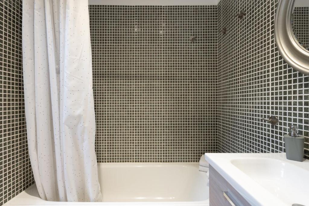 Kúpeľňa v ubytovaní Home2Book Comfy Apt Puertito de Güímar, Pool