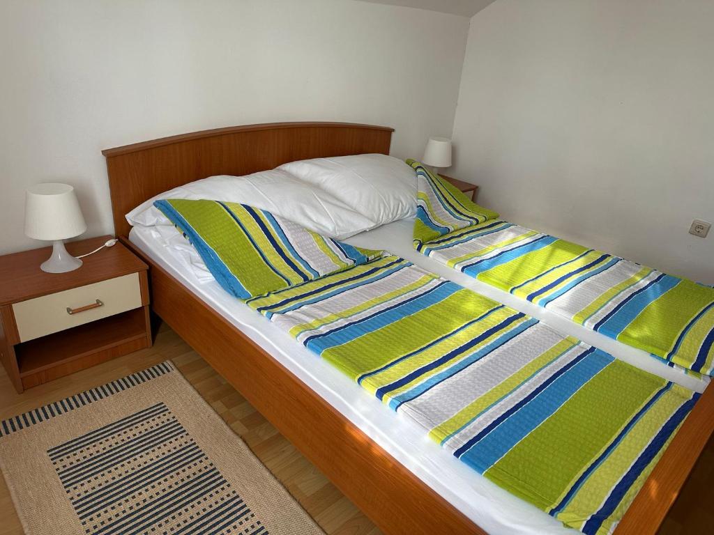 Postel nebo postele na pokoji v ubytování Apartmani Karlobag