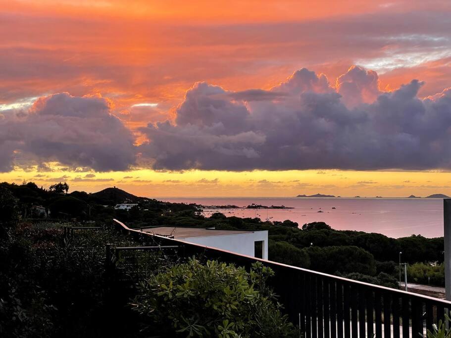 un coucher de soleil sur l'océan avec le ciel et les nuages dans l'établissement super appartement F3 avec jardin, à Pietrosella