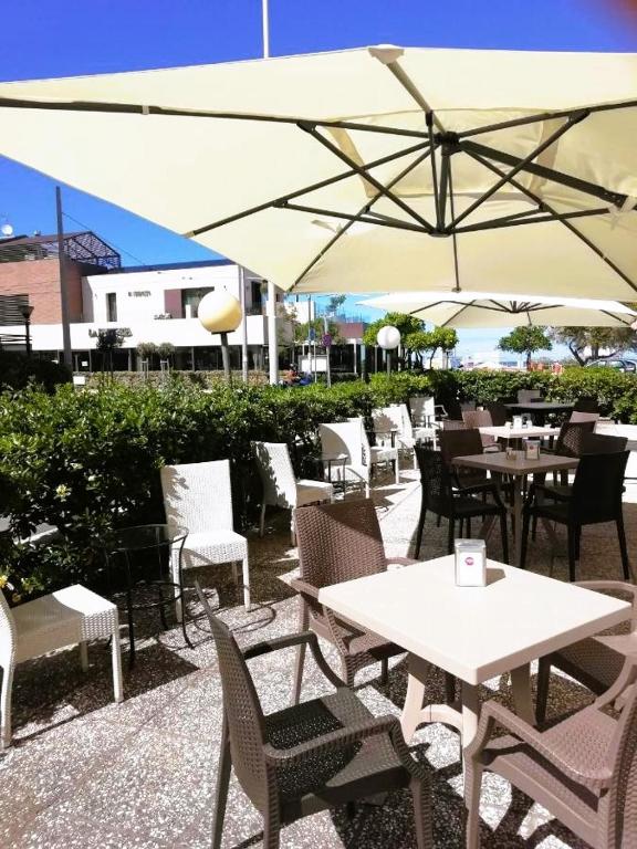 Restaurace v ubytování Hotel Gran San Bernardo - RICCIONE - FRONTE MARE CON CUCINA