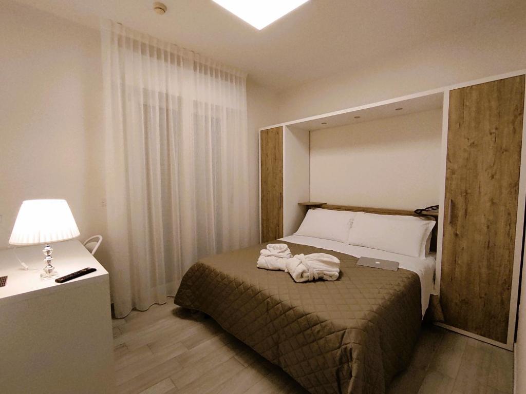 Postel nebo postele na pokoji v ubytování Hotel Gran San Bernardo - RICCIONE - FRONTE MARE CON CUCINA