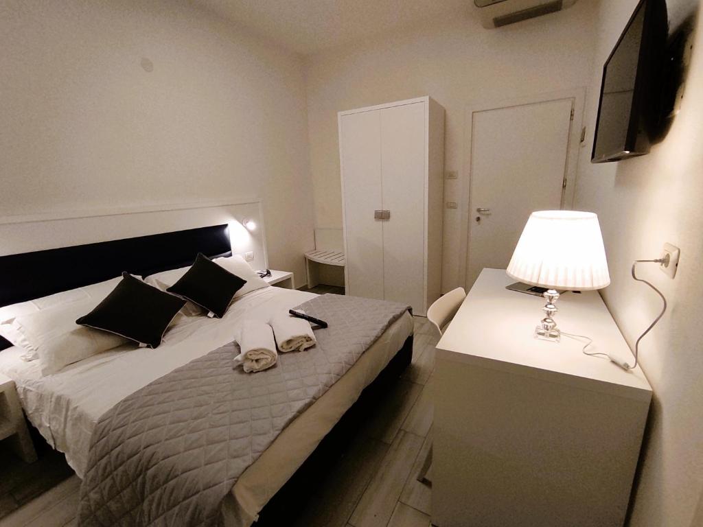 Postel nebo postele na pokoji v ubytování Hotel Gran San Bernardo - RICCIONE - FRONTE MARE CON CUCINA