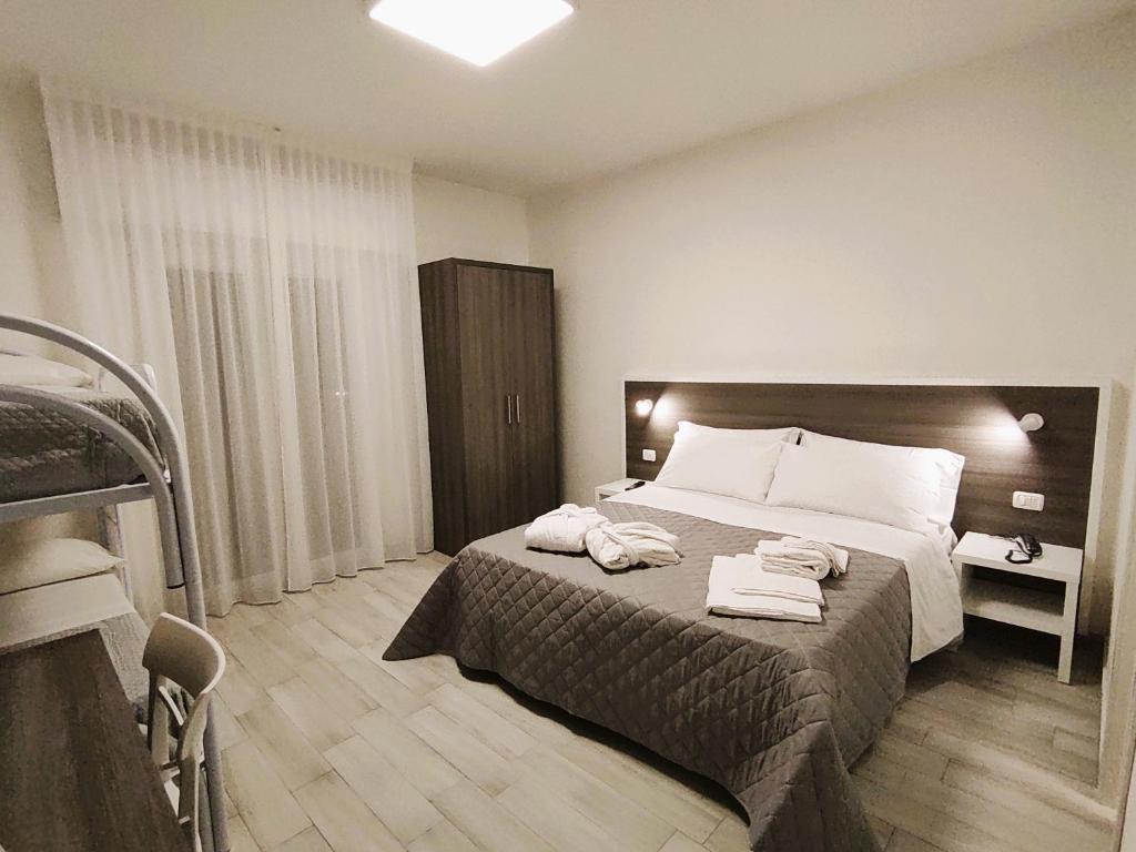 Postel nebo postele na pokoji v ubytování Hotel Gran San Bernardo - RICCIONE - FRONTE MARE CON CUCINA