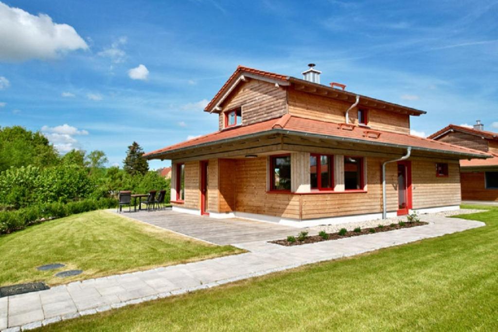 a small wooden house with a yard at Ferienhaus LebenPUR Bio-Ferienhaus aus Holz in Parin