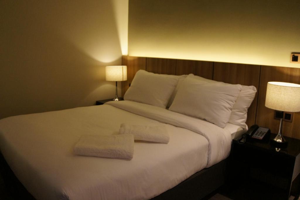 Postel nebo postele na pokoji v ubytování The Maximilian Hotel