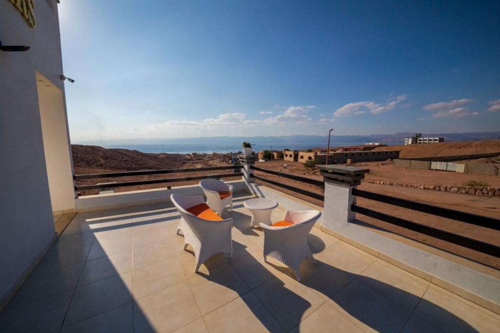 Un balcón con sillas y vistas al océano. en AQABA PRO DIVERS en Áqaba