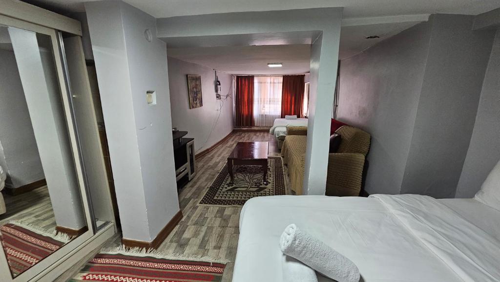 Habitación de hotel con cama y sala de estar. en Taksim Suite-ll, en Estambul
