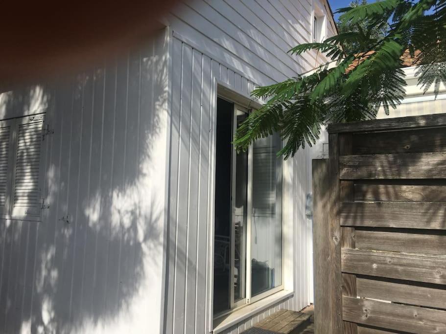 una ventana en el lateral de una casa en Maison La chambrette, en Le Verdon-sur-Mer