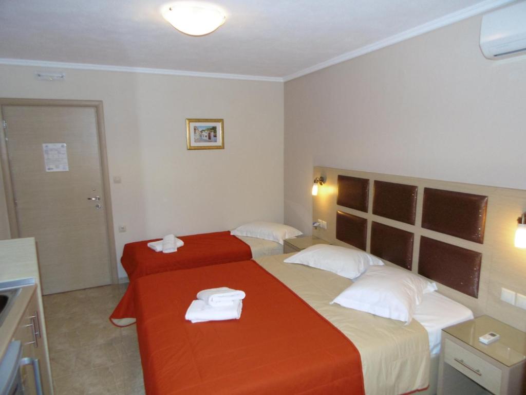 Postel nebo postele na pokoji v ubytování Gaia Studios & Apartments