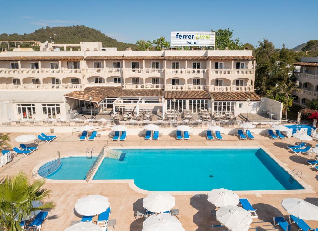 vista su un hotel con piscina e sedie di Aparthotel Ferrer Lime Isabel a Cala Bona