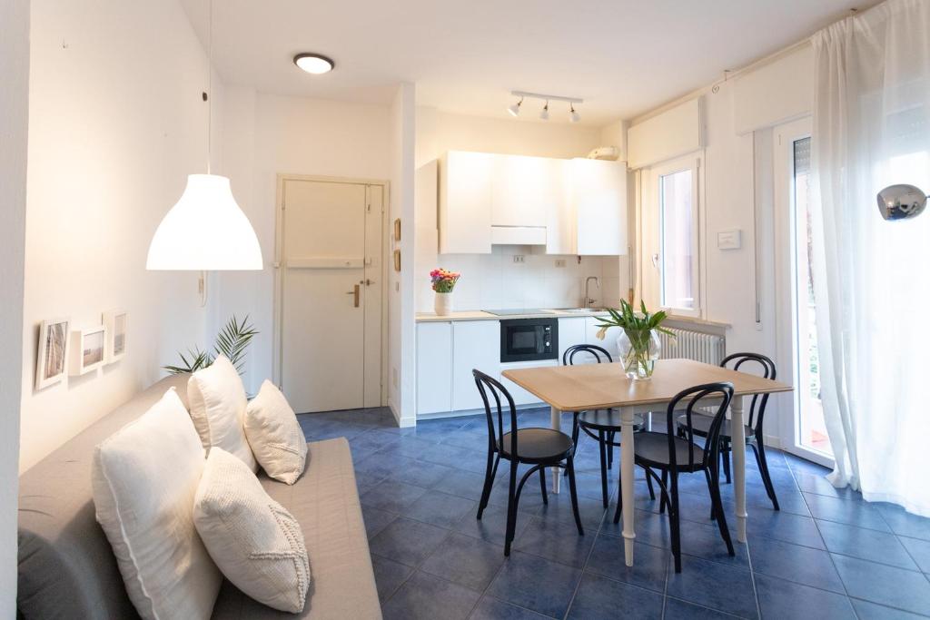 a living room and kitchen with a couch and a table at Casa Milano Marittima in centro tre locali con terrazzo in Milano Marittima
