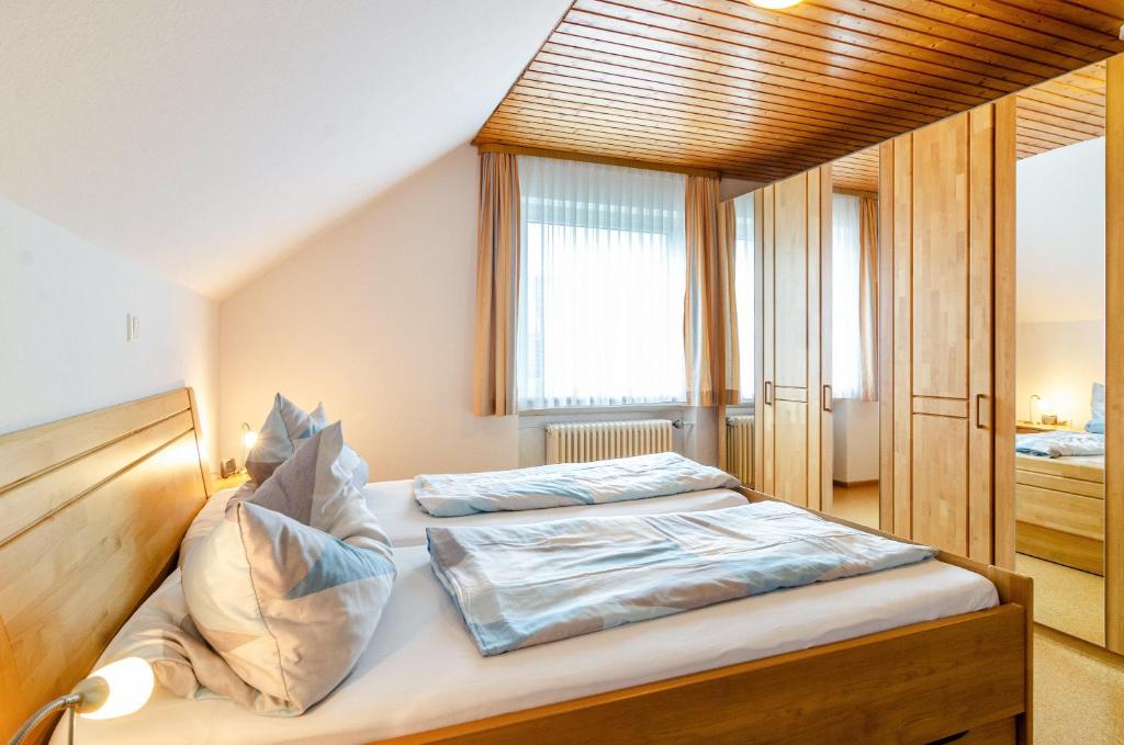 a bedroom with a bed with a wooden headboard at Ferienwohnung am Birnbaum in Überlingen
