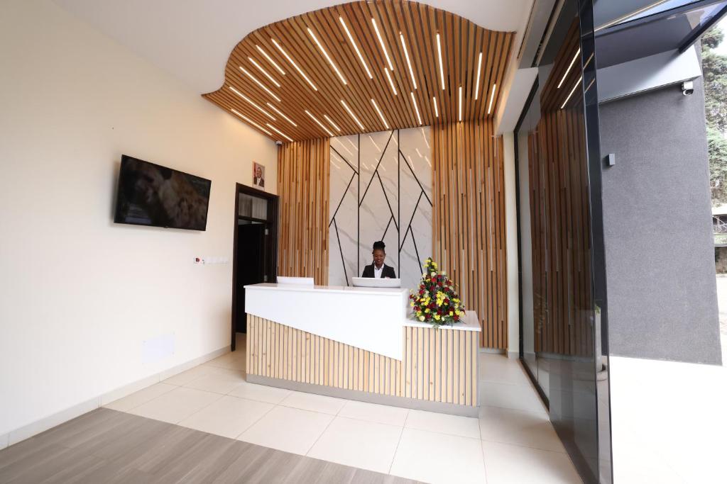TV a/nebo společenská místnost v ubytování PrideInn Westlands Luxury Boutique Hotel