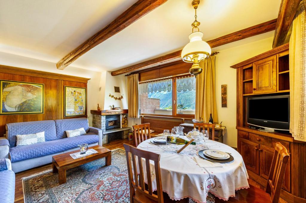 Televízia a/alebo spoločenská miestnosť v ubytovaní Casa Margherita
