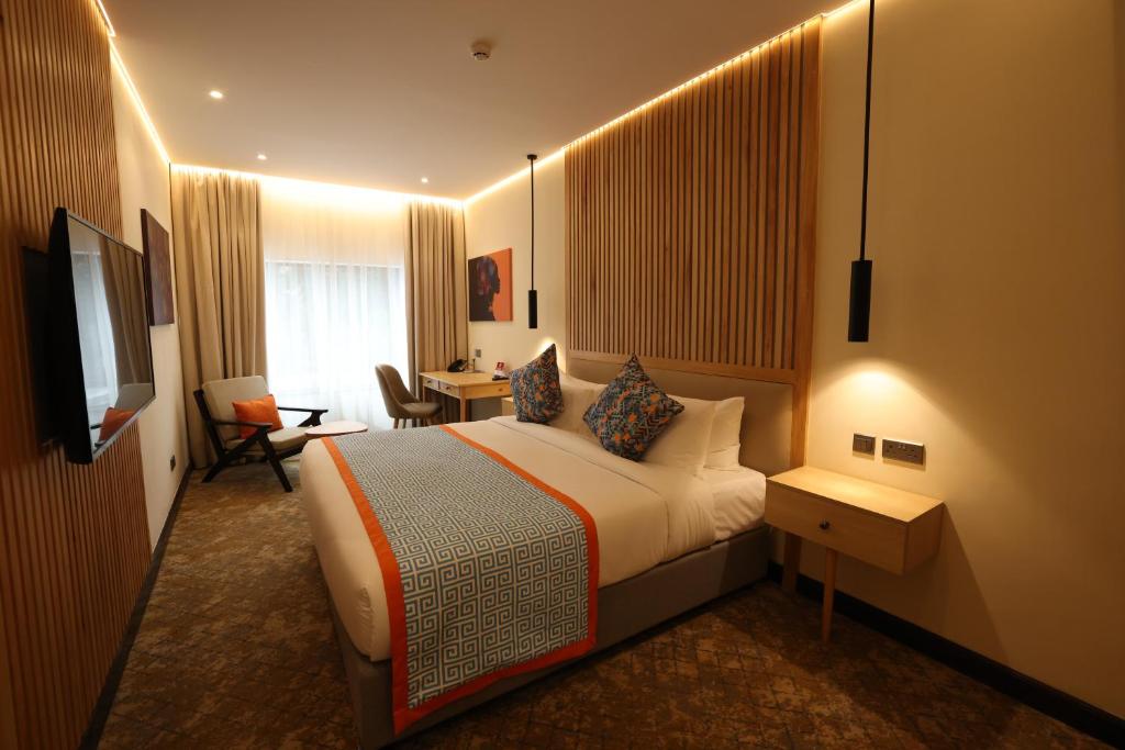 um quarto de hotel com uma cama e uma secretária em PrideInn Westlands Luxury Boutique Hotel em Nairobi