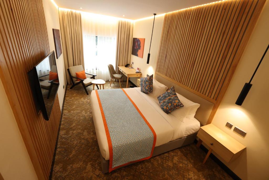 TV a/nebo společenská místnost v ubytování PrideInn Westlands Luxury Boutique Hotel