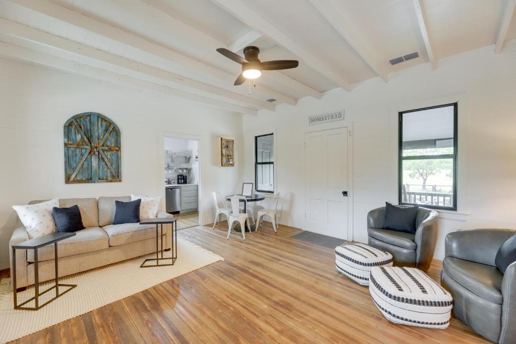 Secluded Schulenburg Vacation Rental with Fire Pit!, Schulenburg