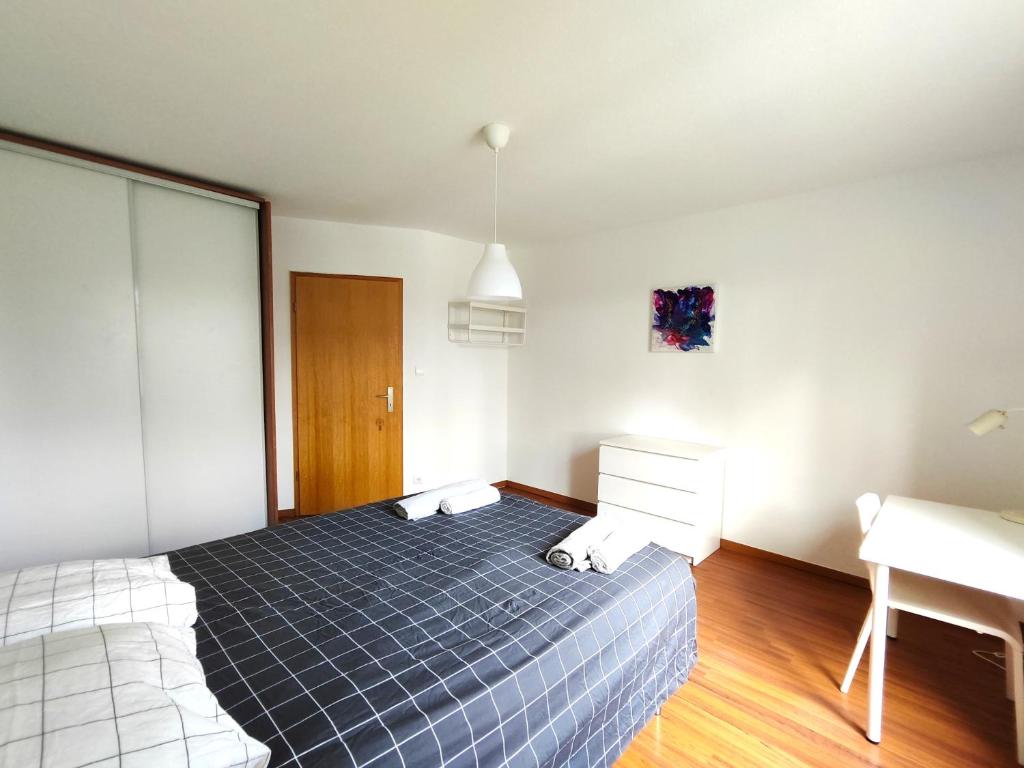 Schlafzimmer mit einem Bett, einem Waschbecken und einem Schreibtisch in der Unterkunft #Lesgourmandises in Mulhouse