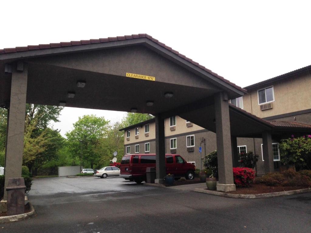 Super 8 by Wyndham Portland Airport photo