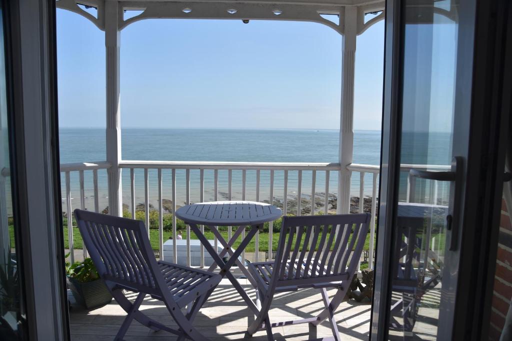 balcón con mesa, sillas y vistas al océano en Amazing sea views and much more…., en Broadstairs