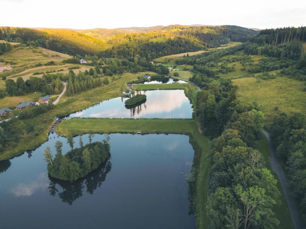 una vista aérea de un río con islas en el agua en Ośrodek Wypoczynkowy Maria w Lewinie Kłodzkim - MARIA III en Lewin Kłodzki