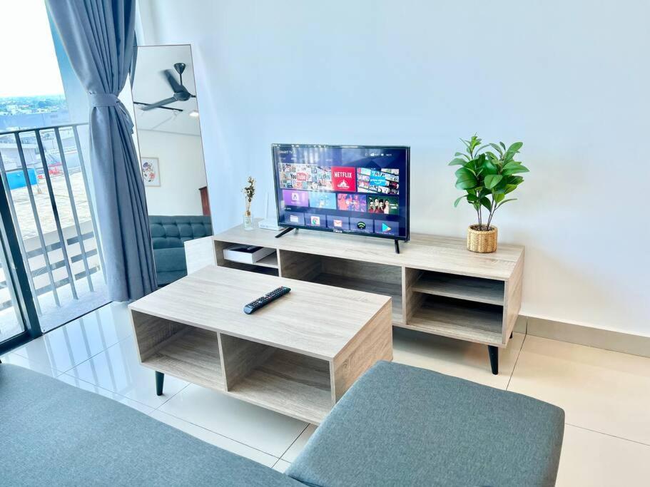 ein Wohnzimmer mit einem TV und einem Tisch mit einem Sofa in der Unterkunft P 1-5Pax Cozy Home Setia Alam Trefoil Smrt TV&Wifi in Setia Alam