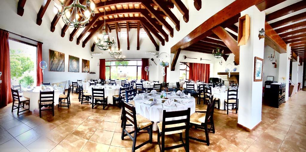 Restauracja lub miejsce do jedzenia w obiekcie Hotel Tugasa Las Truchas