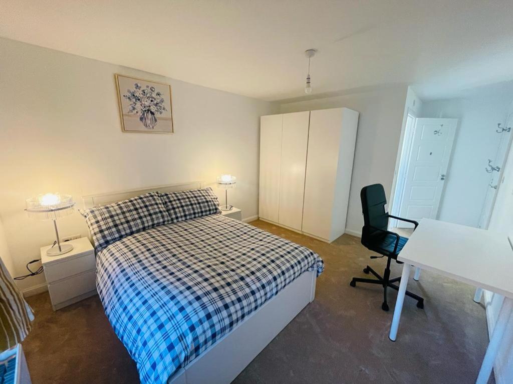 ein Schlafzimmer mit einem Bett, einem Schreibtisch und einem Stuhl in der Unterkunft Anox serviced Apartments 2 in Newcastle upon Tyne