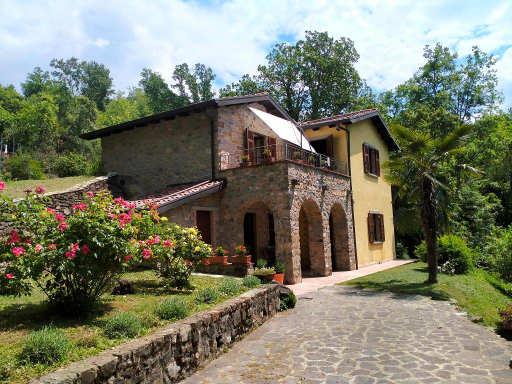 a house with a walkway in front of it at Ca'di Picarasco in Bagnone