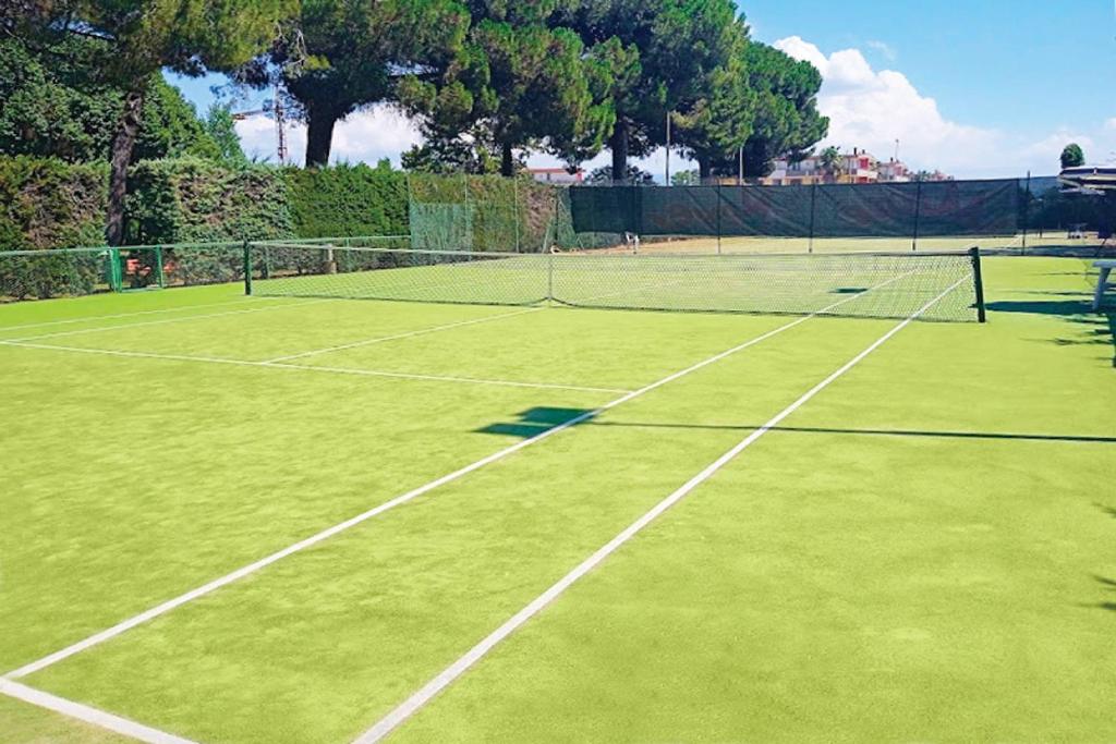 Tenis a/nebo squash v ubytování Eraora Hotel Village nebo okolí