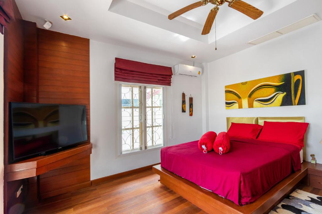 TV a/nebo společenská místnost v ubytování Recommend a warm Thai style private swimming pool villa with convenient traffic and living, walking 700 meters to the the beach