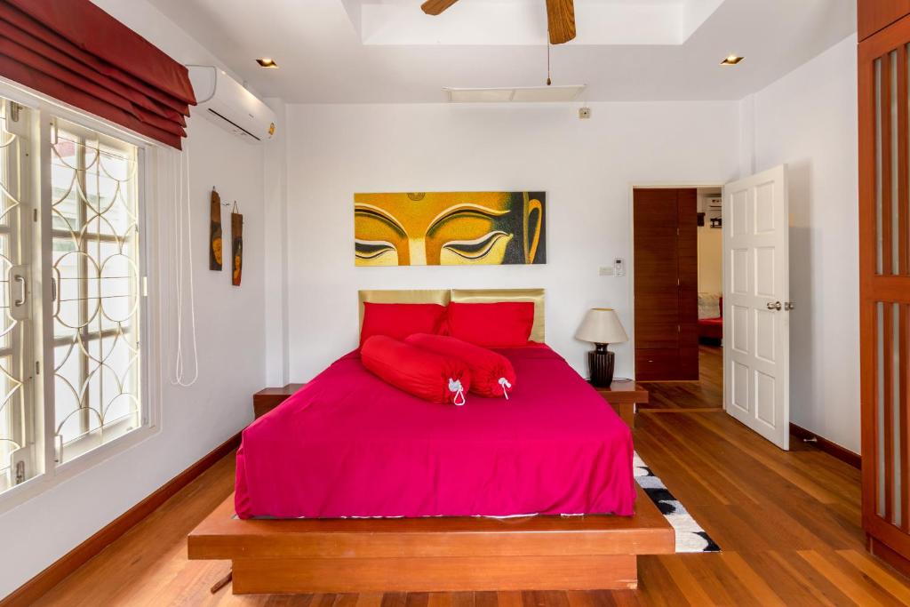Postel nebo postele na pokoji v ubytování Recommend a warm Thai style private swimming pool villa with convenient traffic and living, walking 700 meters to the the beach