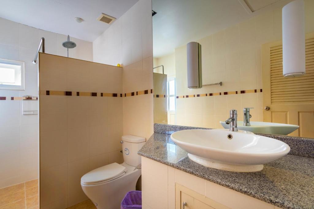 Koupelna v ubytování Recommend a warm Thai style private swimming pool villa with convenient traffic and living, walking 700 meters to the the beach