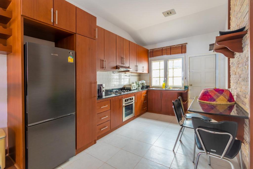 Kuchyň nebo kuchyňský kout v ubytování Recommend a warm Thai style private swimming pool villa with convenient traffic and living, walking 700 meters to the the beach