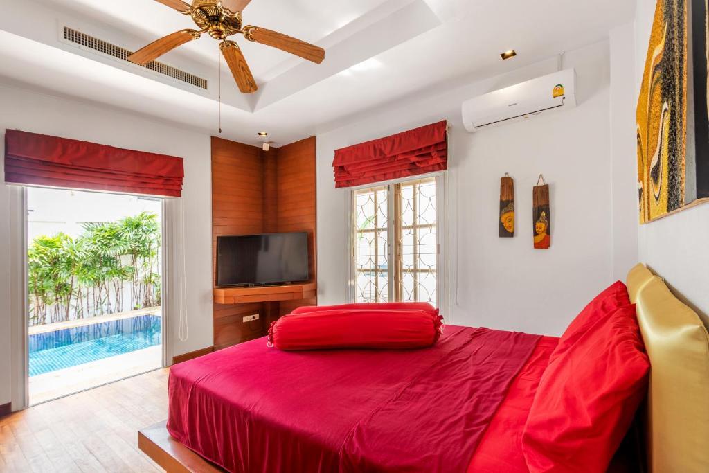 TV a/nebo společenská místnost v ubytování Recommend a warm Thai style private swimming pool villa with convenient traffic and living, walking 700 meters to the the beach