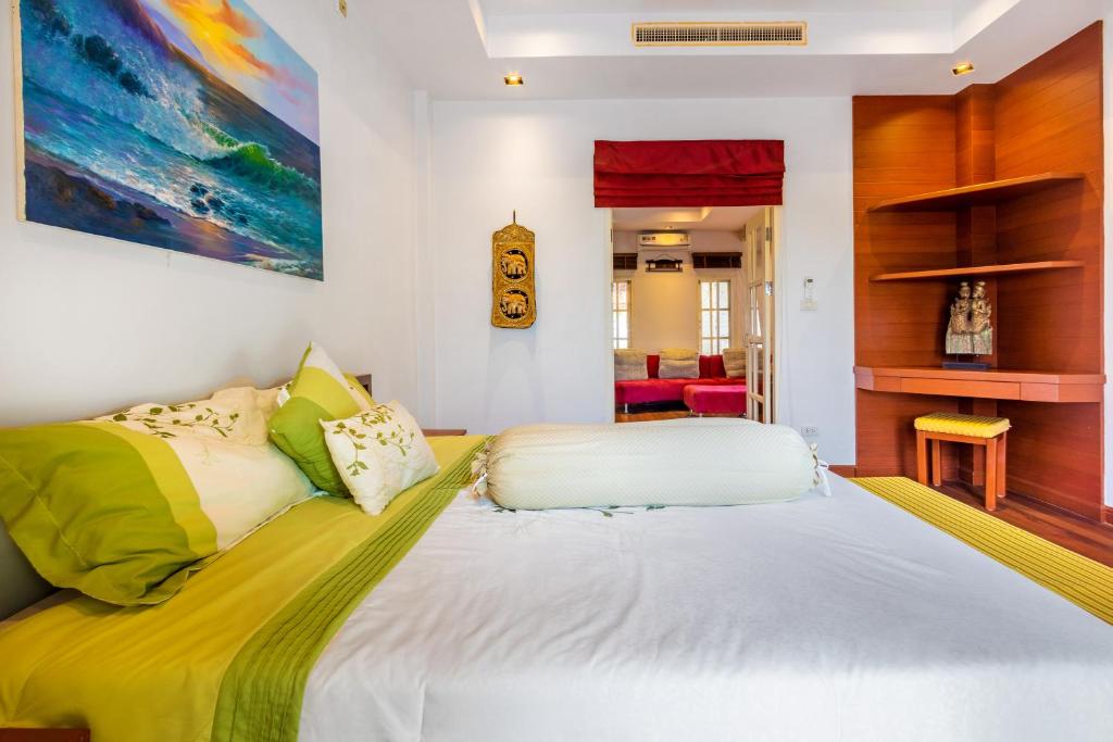Postel nebo postele na pokoji v ubytování Recommend a warm Thai style private swimming pool villa with convenient traffic and living, walking 700 meters to the the beach