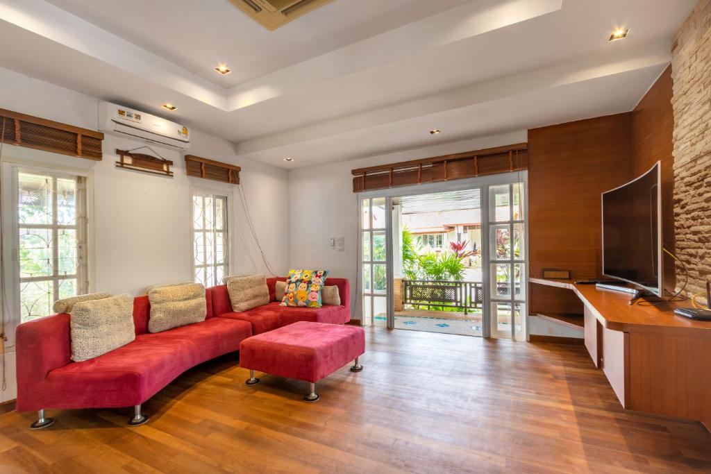 Posezení v ubytování Recommend a warm Thai style private swimming pool villa with convenient traffic and living, walking 700 meters to the the beach