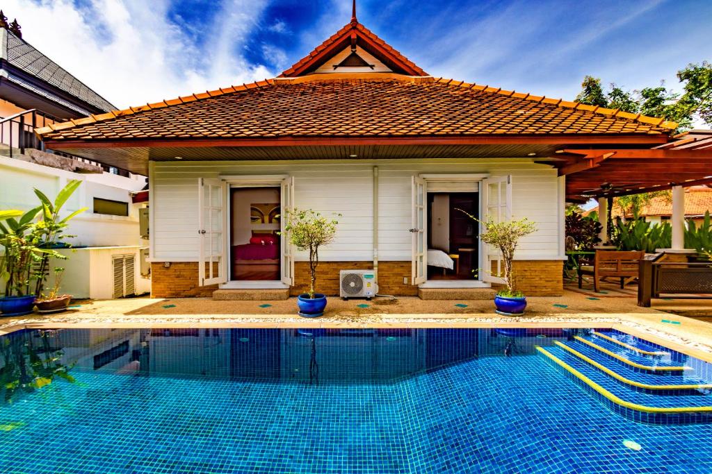 卡馬拉海灘的住宿－Recommend a warm Thai style private swimming pool villa with convenient traffic and living, walking 700 meters to the the beach，相簿中的一張相片