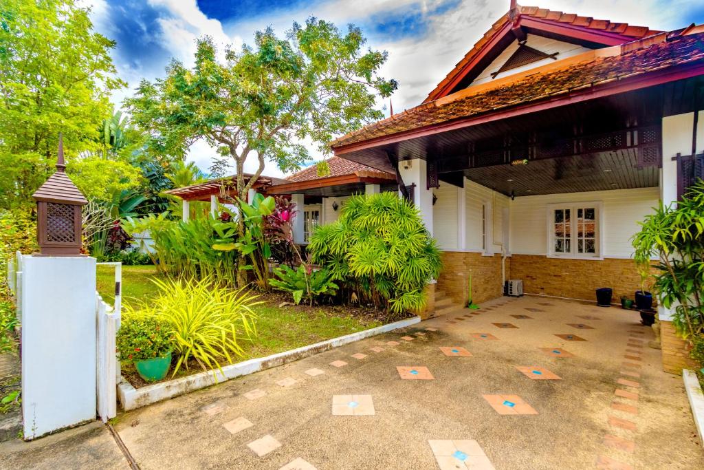 Zahrada ubytování Recommend a warm Thai style private swimming pool villa with convenient traffic and living, walking 700 meters to the the beach