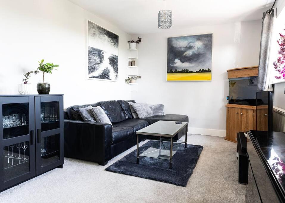 Charming Henley Apartment with Views and Parking, Lower Assendon