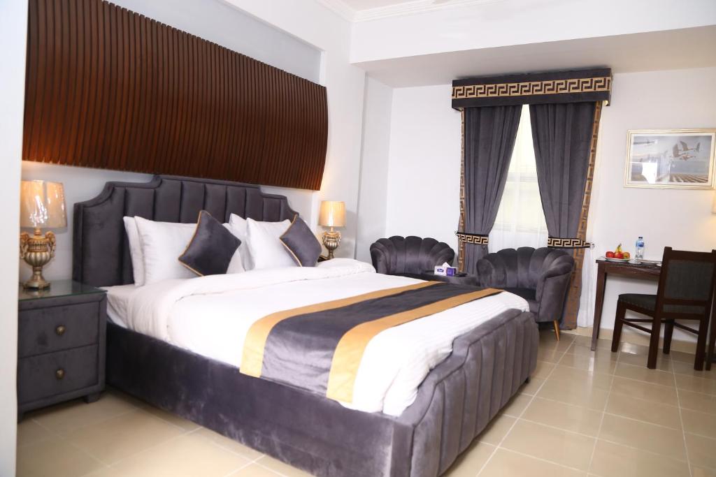 Кровать или кровати в номере Premier Inn Express Gulberg Lahore