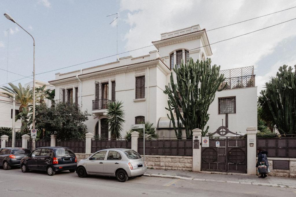 ein weißes Haus mit davor geparkt in der Unterkunft Villa Luigi XVI in Taranto