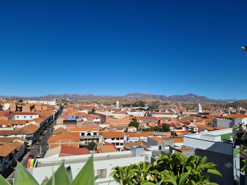 - une vue sur la ville depuis le toit d'un bâtiment dans l'établissement Glorieta Hotel, à Sucre