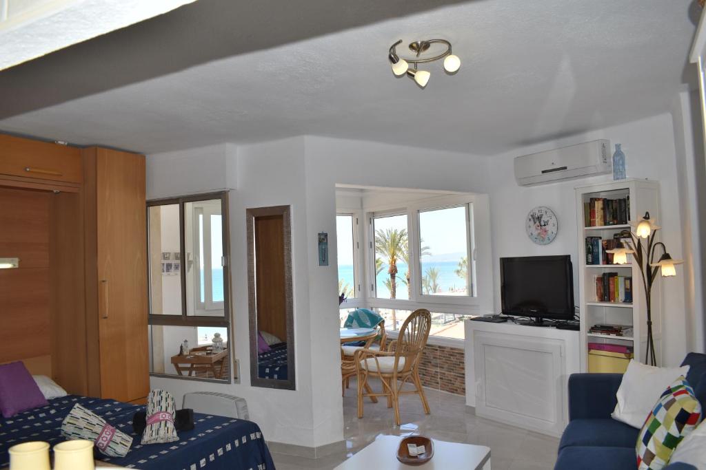 Zdjęcie z galerii obiektu Fantastic studio - beachfront w mieście Torrox