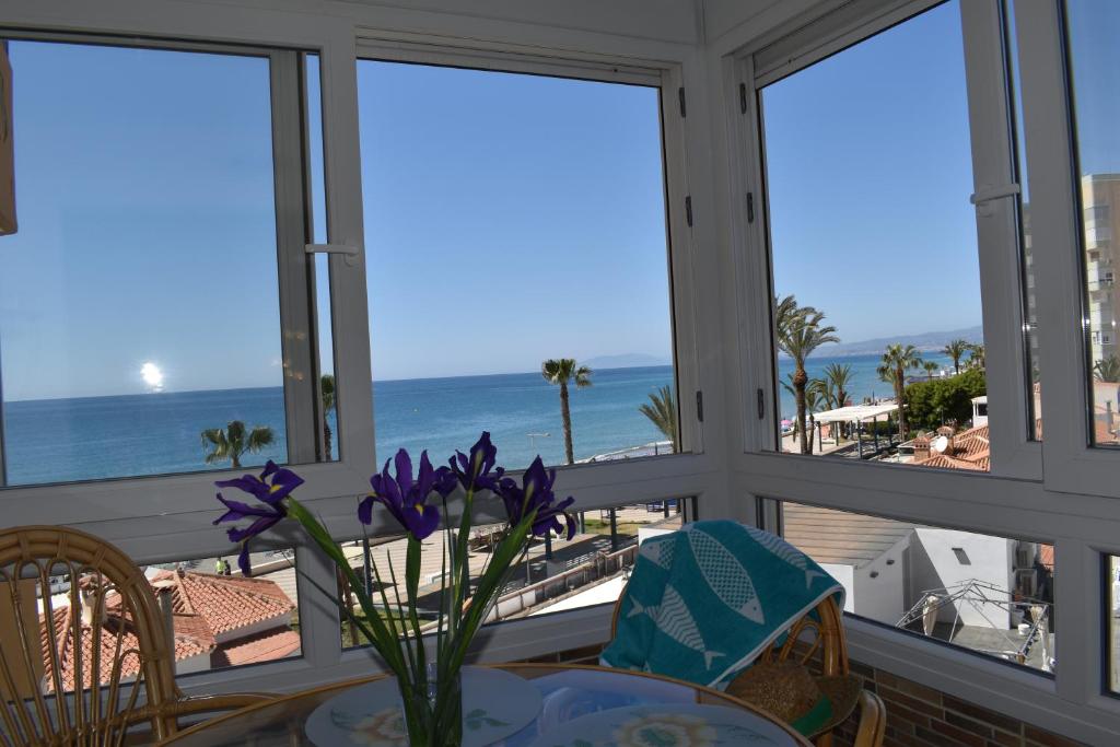 Zdjęcie z galerii obiektu Fantastic studio - beachfront w mieście Torrox