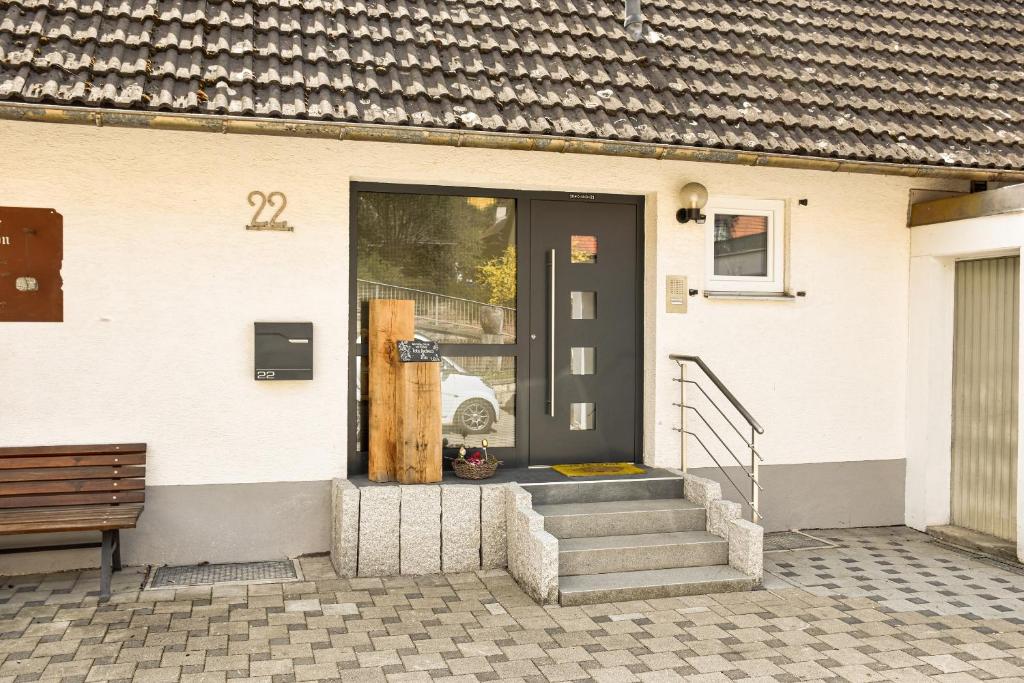 una puerta delantera de una casa con un banco en am Hohlebach en Schliengen