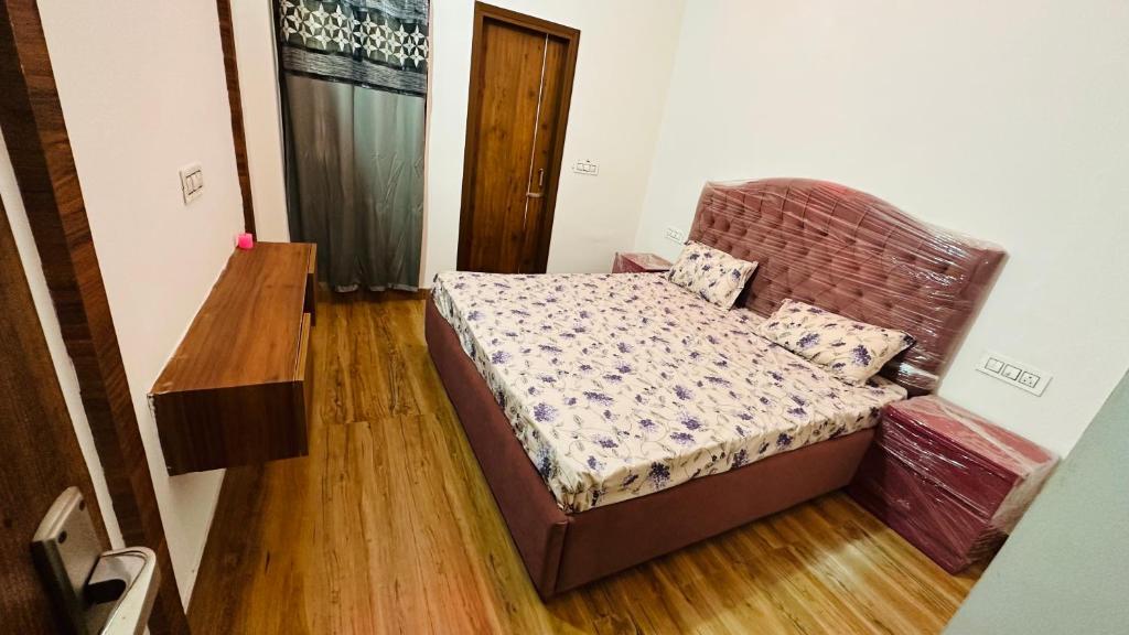 Ένα ή περισσότερα κρεβάτια σε δωμάτιο στο EDEN HOMES Kharar